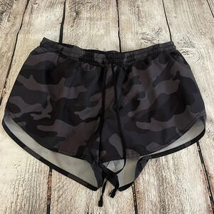 Women’s Old Navy camouflage lined shorts Small
